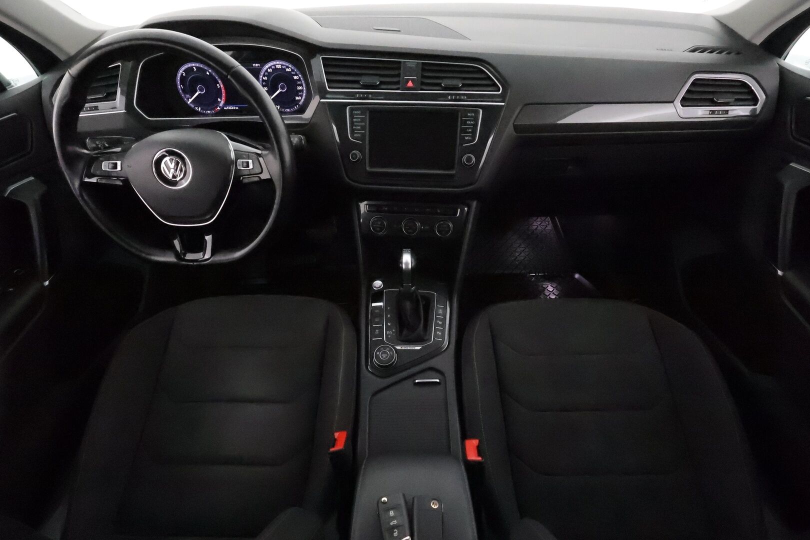 Volkswagen Tiguan 2017 R-Line 2,0 TDI SCR 140 kW 4MOTION DSG **Webasto / Adapt.vakkari / LED / Koukku / P.kamera / Digimittaristo / KeylessGo** - Kahdet renkaat aluvanteilla
