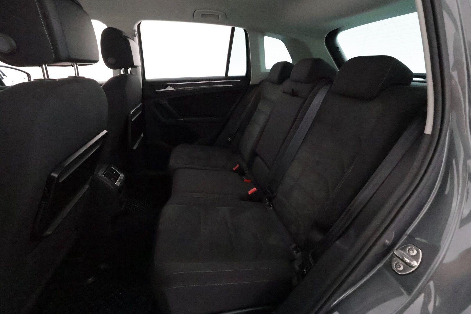 Volkswagen Tiguan 2017 R-Line 2,0 TDI SCR 140 kW 4MOTION DSG **Webasto / Adapt.vakkari / LED / Koukku / P.kamera / Digimittaristo / KeylessGo** - Kahdet renkaat aluvanteilla