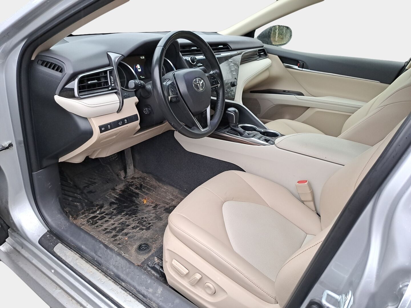 Toyota Camry 2019 2,5 Hybrid Style *Merkkihuollettu Suomi-auto / ACC / Kessy / P.Kamera / Sähköpenkit / BLIS / Lohko S.Pistoke / Vaaleat Nahat* - Kahdet Huippurenkaat / Juuri Huollettu / Upeasti varusteltu hienokuntoinen Suomiauto / Merkkikirja