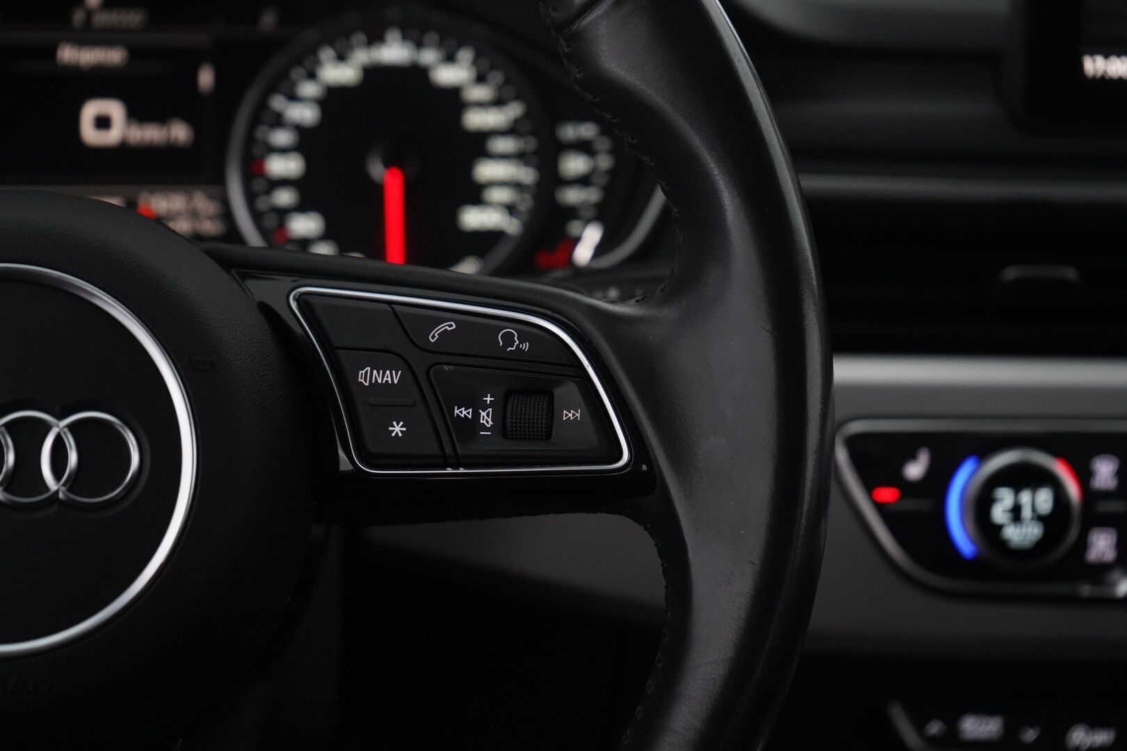 Audi A5 2019 Sportback Business Sport Comfort Edition 45 TFSI 180 kW MHEV quattro S tronic - Ruskeat nahat / Webasto / Koukku / Tutkat / S.luukku