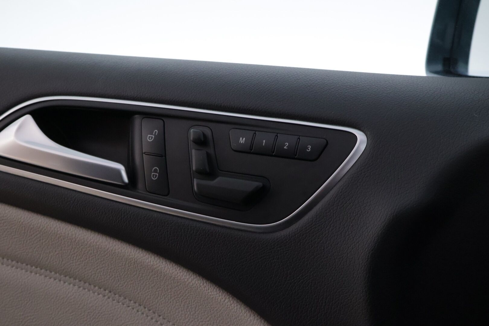 Mercedes-Benz B 2012 180 BE A Premium Business *Muistipenkki / BLIS / Comand / ILS / Lohkolämmitin / Koukku / Vakkari / 2x Renkaat* - Tilava Mercedes huippuvarustein! / Juuri katsastettu. 
