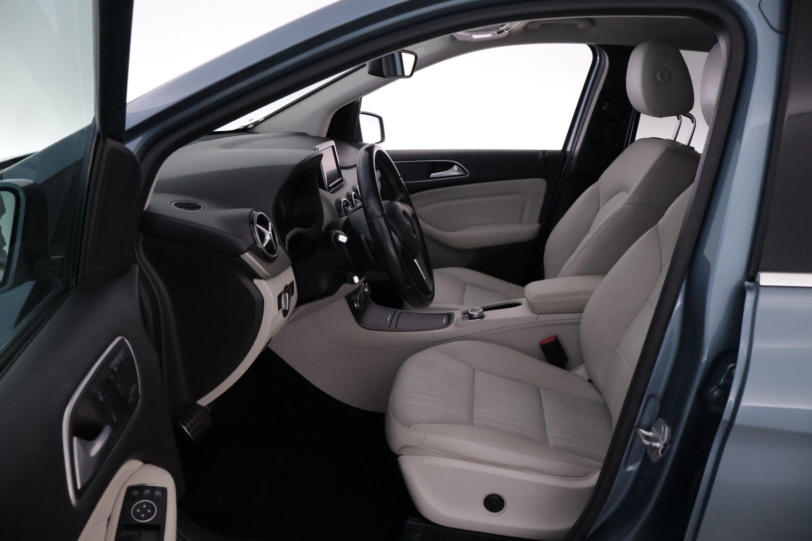 Mercedes-Benz B 2012 180 BE A Premium Business *Muistipenkki / BLIS / Comand / ILS / Lohkolämmitin / Koukku / Vakkari / 2x Renkaat* - Tilava Mercedes huippuvarustein! / Juuri katsastettu. 