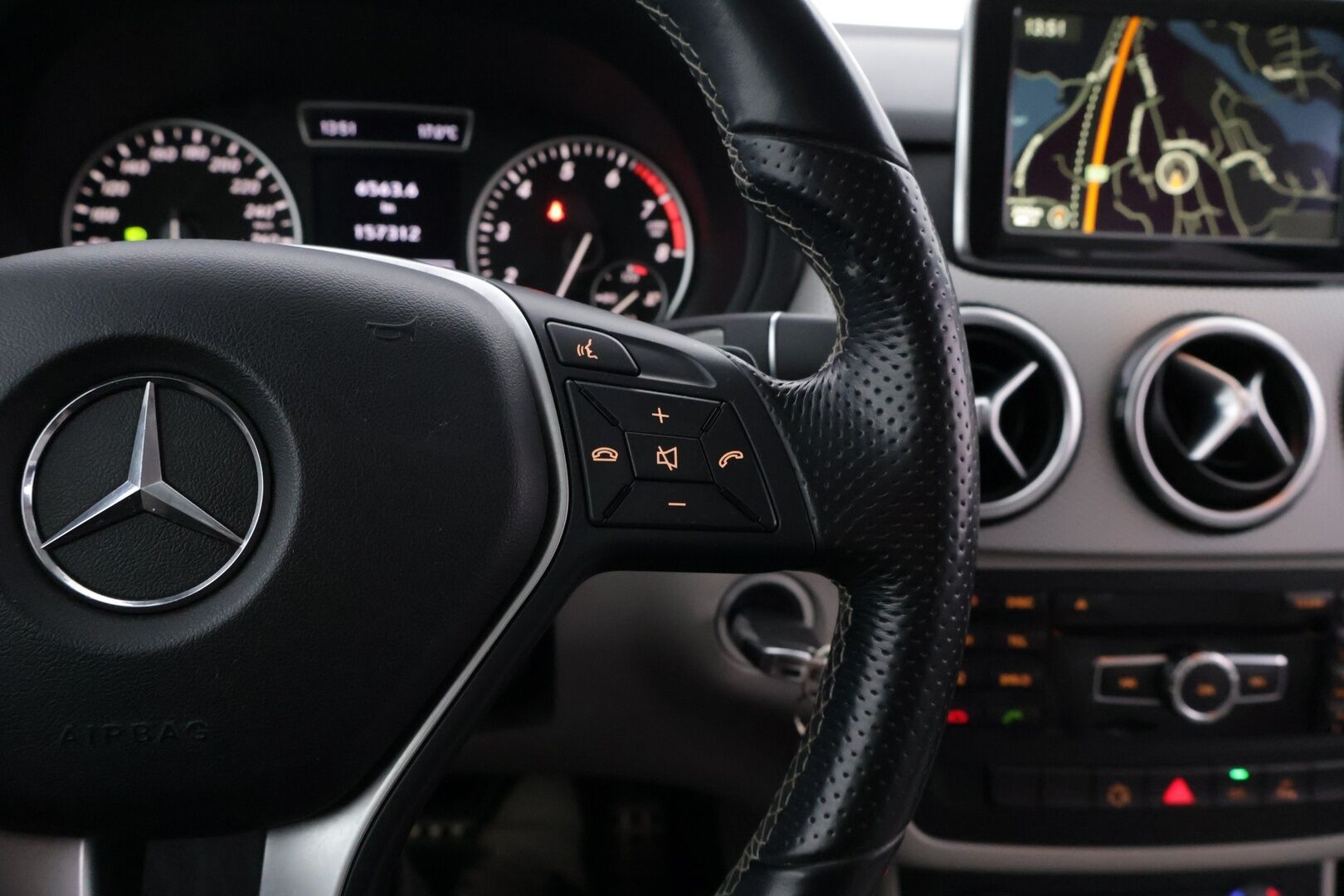 Mercedes-Benz B 2012 180 BE A Premium Business *Muistipenkki / BLIS / Comand / ILS / Lohkolämmitin / Koukku / Vakkari / 2x Renkaat* - Tilava Mercedes huippuvarustein! / Juuri katsastettu. 