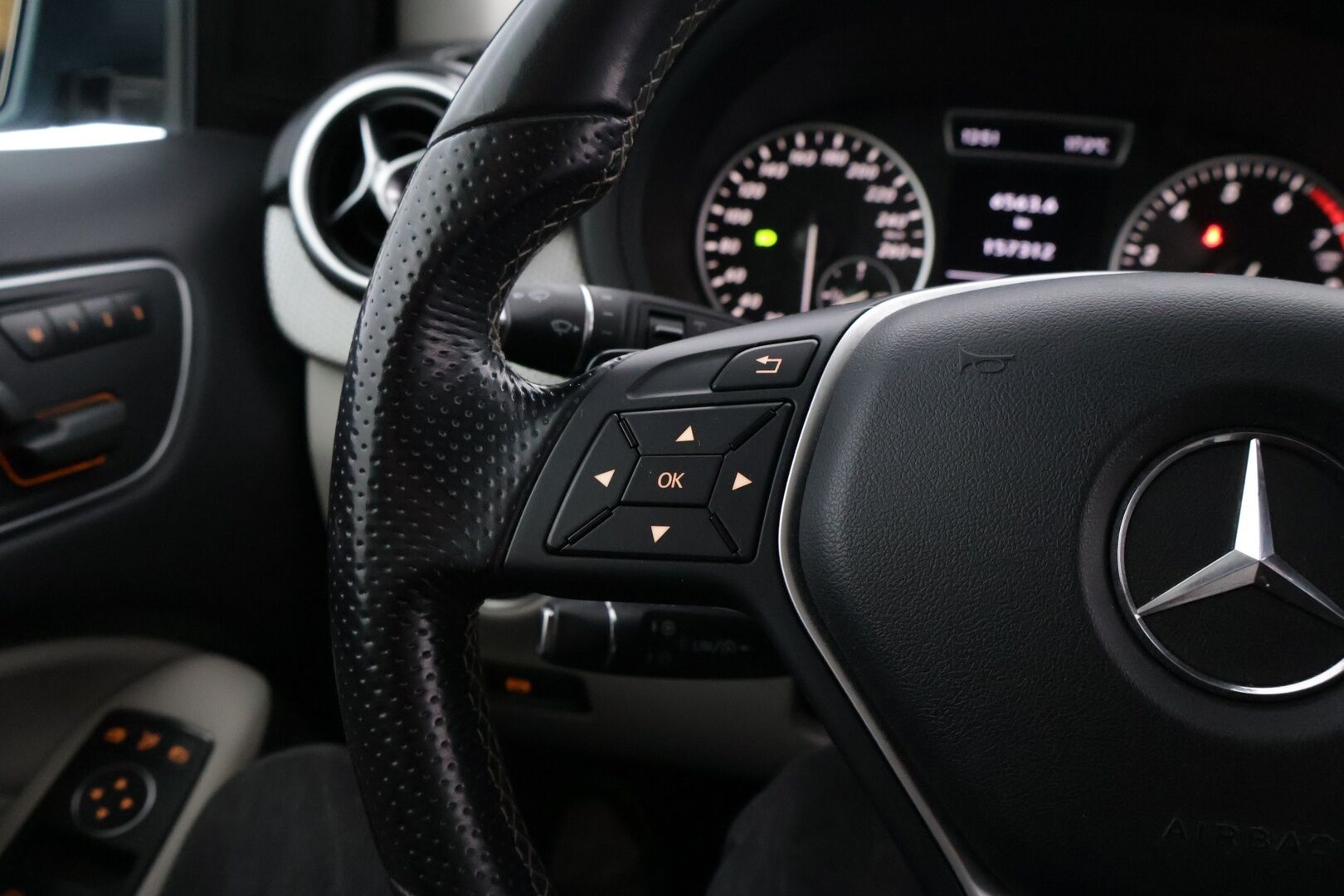 Mercedes-Benz B 2012 180 BE A Premium Business *Muistipenkki / BLIS / Comand / ILS / Lohkolämmitin / Koukku / Vakkari / 2x Renkaat* - Tilava Mercedes huippuvarustein! / Juuri katsastettu. 
