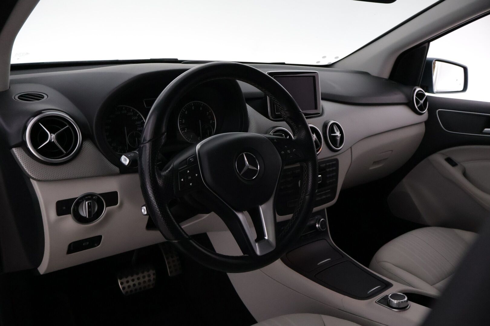 Mercedes-Benz B 2012 180 BE A Premium Business *Muistipenkki / BLIS / Comand / ILS / Lohkolämmitin / Koukku / Vakkari / 2x Renkaat* - Tilava Mercedes huippuvarustein! / Juuri katsastettu. 