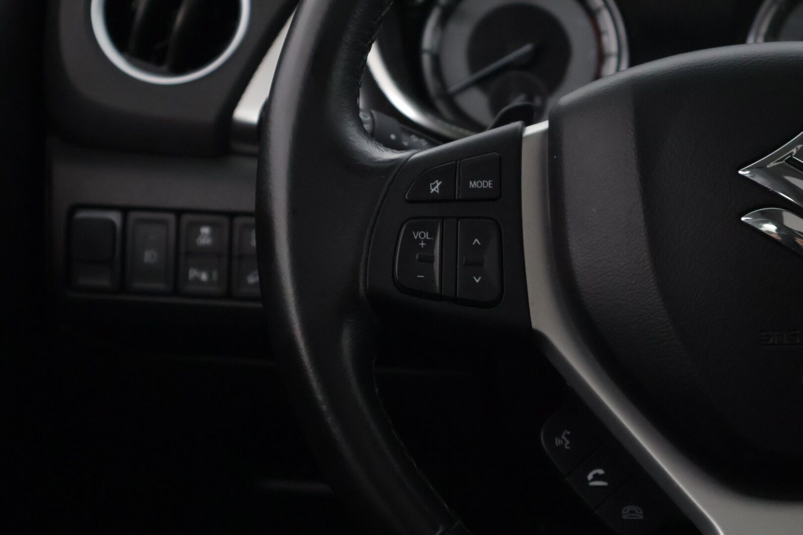 Suzuki Vitara 2021 1,4 BOOSTERJET 4WD GL+ 6AT HYBRID * Webasto / KeylessGo / Peruutuskamera / Adapti. Cruise * - * 1-.om Suomi-Auto / Hyvät varusteet / Särmät huollot / 2x hyvät renkaat aluvanteilla *