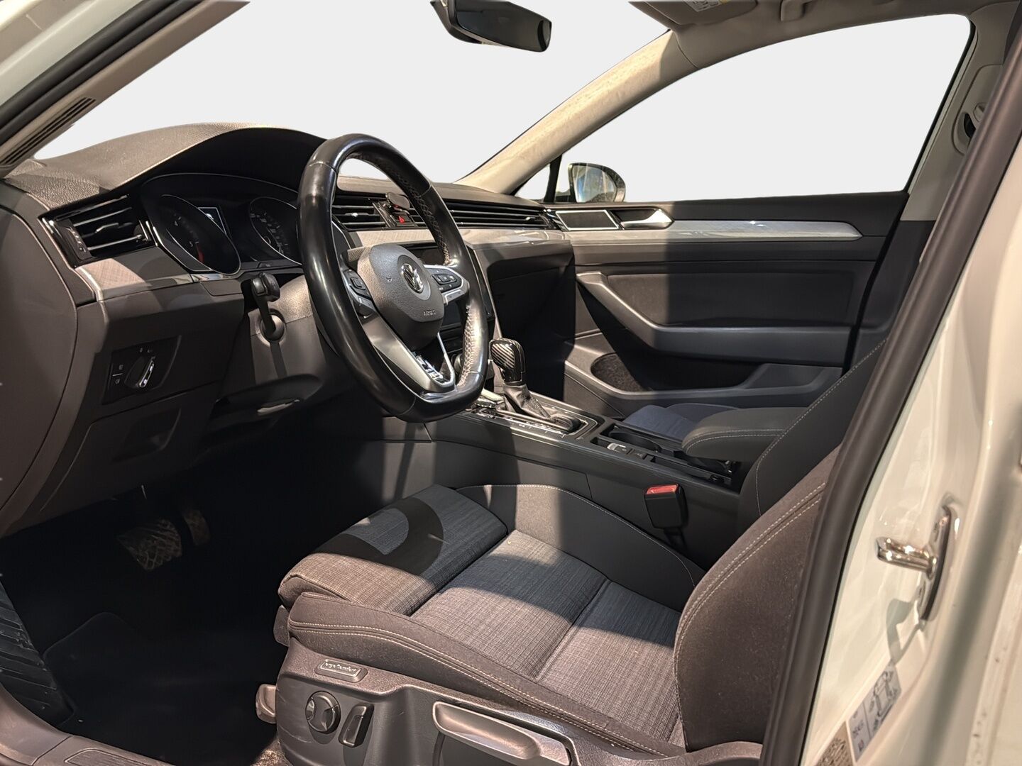 Volkswagen Passat 2019 Sedan Style Limited 1,6 TDI SCR 88 kW DSG *ACC / S.Luukku / Webasto / LED* - *Kaksilla hyvillä renkailla! / P.Tutkat sekä kamera!*