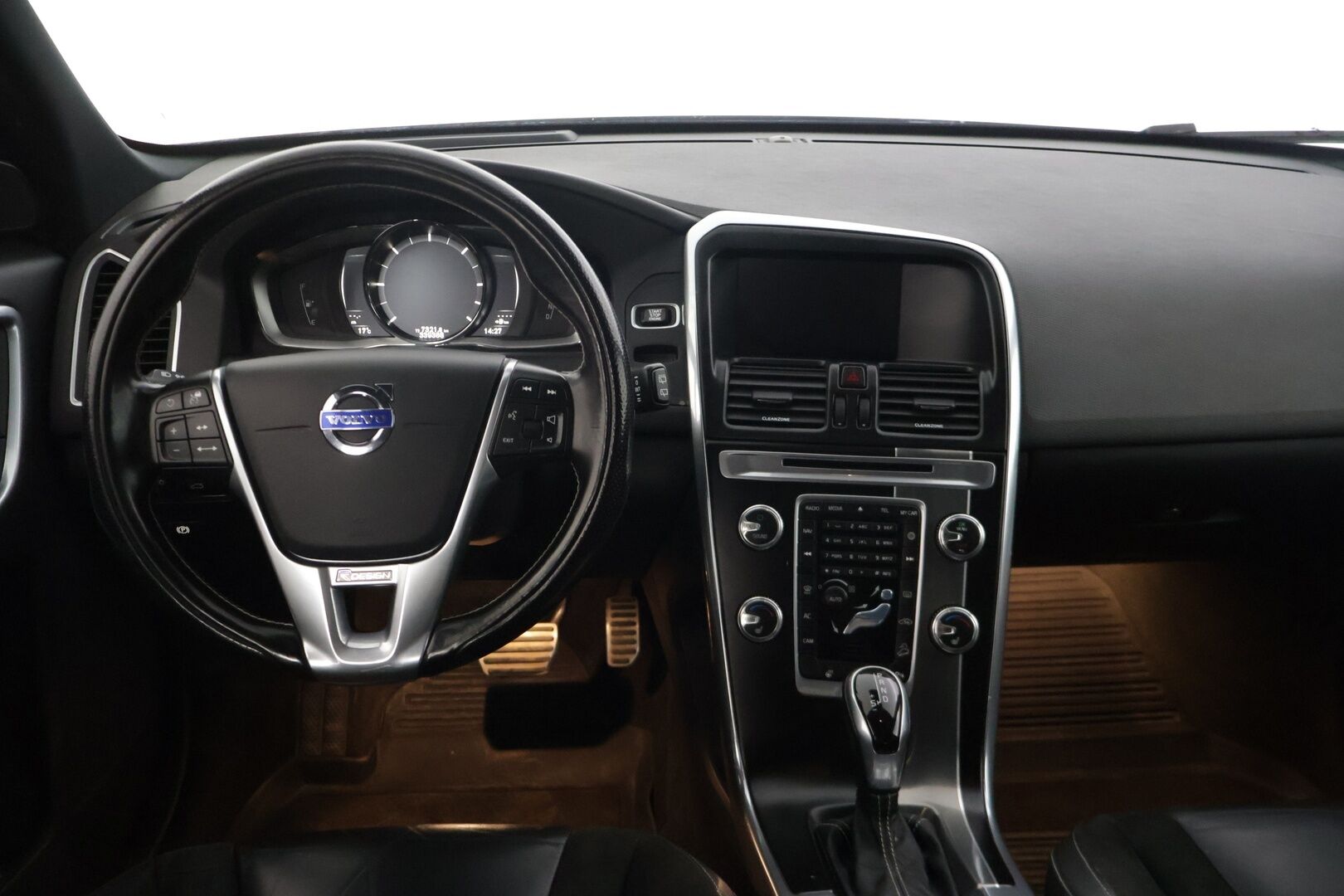 Volvo XC60 2016 D4 AWD R-Design aut - | Adaptiivinen vakionopeudensäädin | BLIS | Peruutuskamera | Navigointi | Jakopää Tehty 4/26 | ACC | Vetokoukku | Webasto Ylläpitolaturilla |