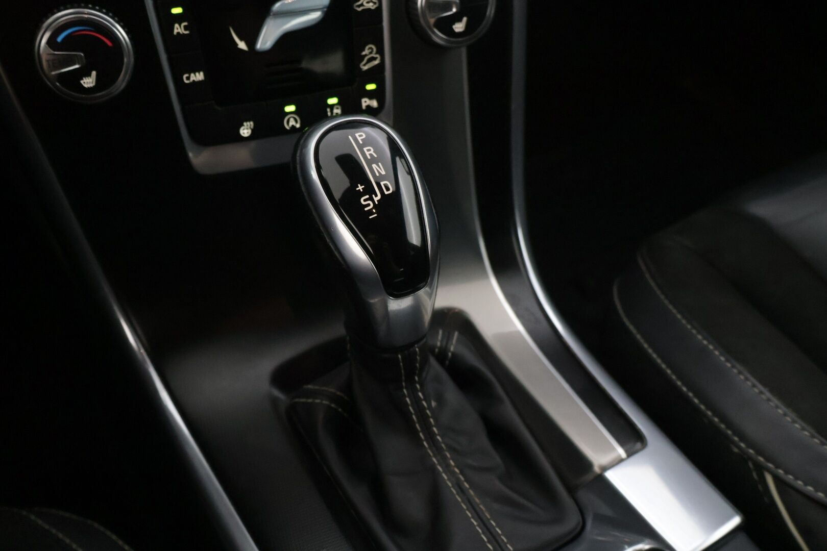 Volvo XC60 2016 D4 AWD R-Design aut - | Adaptiivinen vakionopeudensäädin | BLIS | Peruutuskamera | Navigointi | Jakopää Tehty 4/26 | ACC | Vetokoukku | Webasto Ylläpitolaturilla |