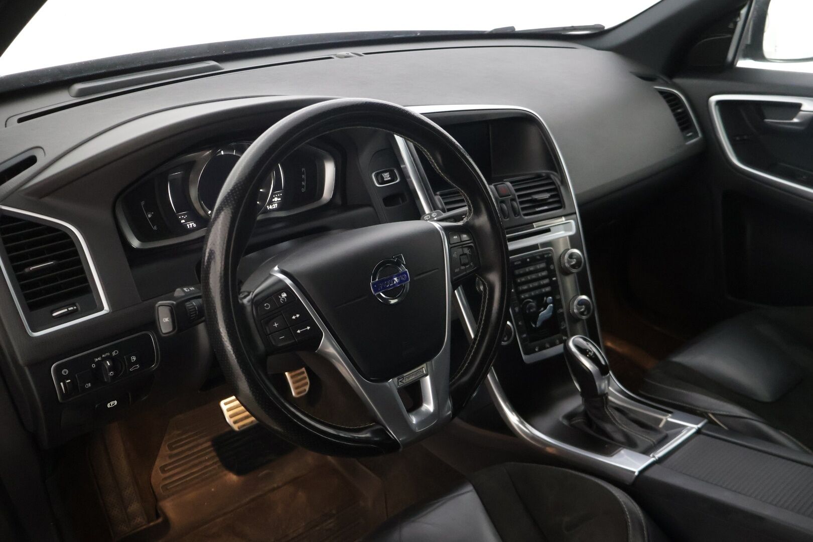 Volvo XC60 2016 D4 AWD R-Design aut - | Adaptiivinen vakionopeudensäädin | BLIS | Peruutuskamera | Navigointi | Jakopää Tehty 4/26 | ACC | Vetokoukku | Webasto Ylläpitolaturilla |