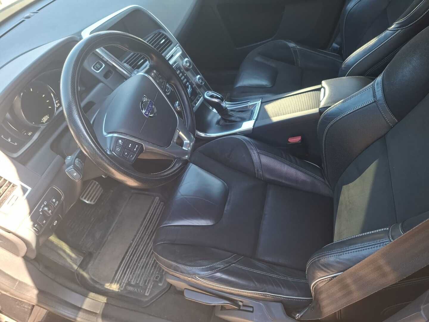 Volvo XC60 2016 D4 AWD R-Design aut * Adaptiivinen vakionopeudensäädin / BLIS /  Peruutuskamera / Navigointi * - * Juuri tullut! / R-design / Vetokoukku / Webasto ylläpitolaturilla * - HULLUT AVAJAISHULINAT KORKOTARJOUS 3,29 %