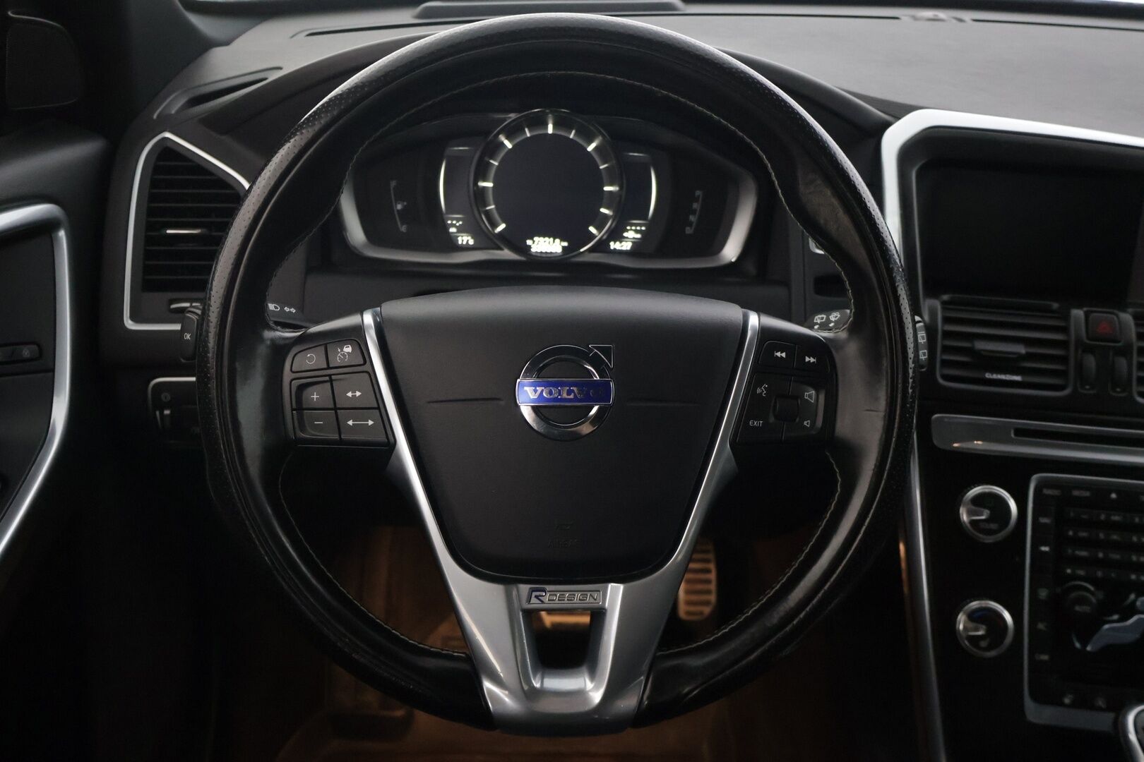 Volvo XC60 2016 D4 AWD R-Design aut - | Adaptiivinen vakionopeudensäädin | BLIS | Peruutuskamera | Navigointi | Jakopää Tehty 4/26 | ACC | Vetokoukku | Webasto Ylläpitolaturilla |