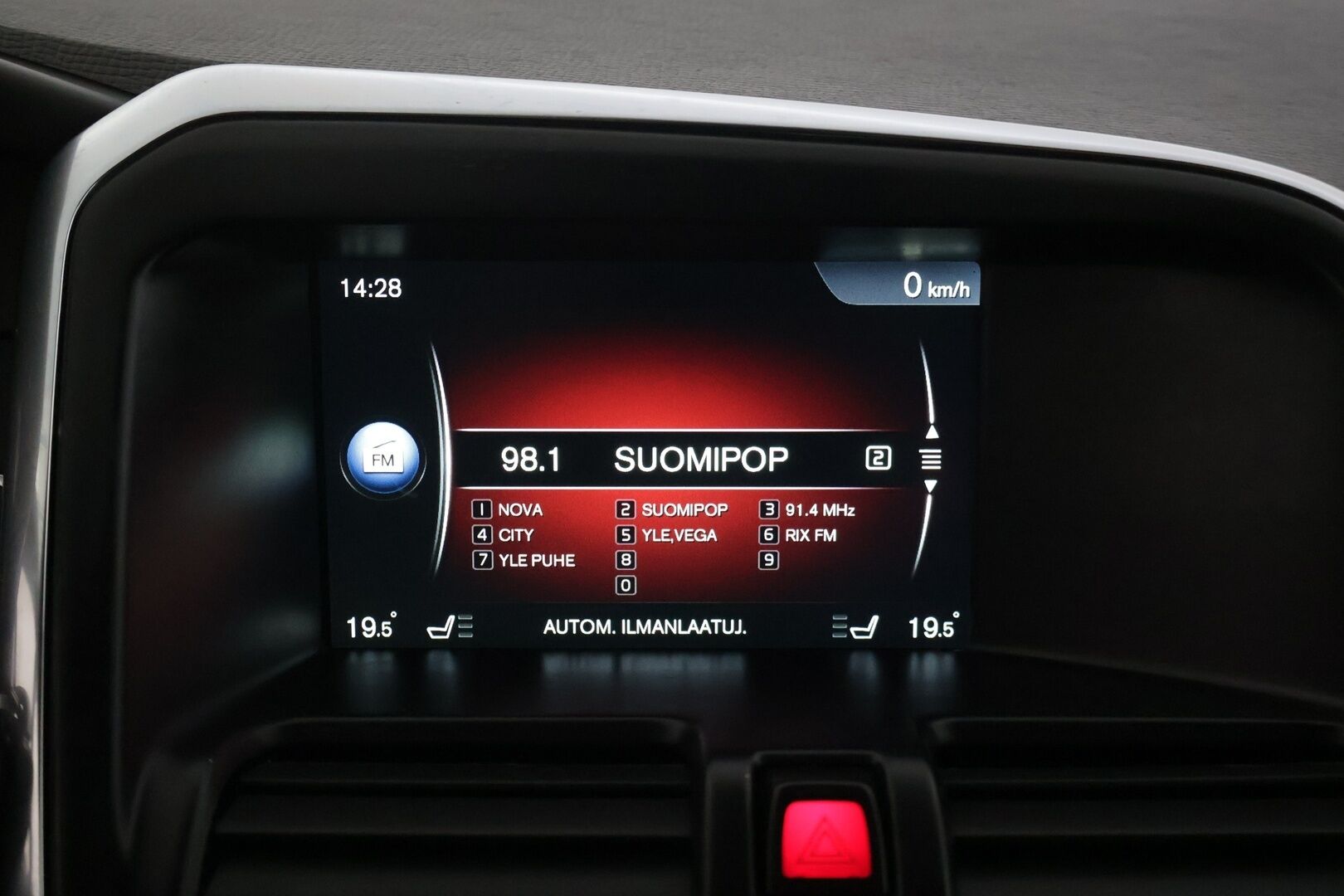 Volvo XC60 2016 D4 AWD R-Design aut - | Adaptiivinen vakionopeudensäädin | BLIS | Peruutuskamera | Navigointi | Jakopää Tehty 4/26 | ACC | Vetokoukku | Webasto Ylläpitolaturilla |