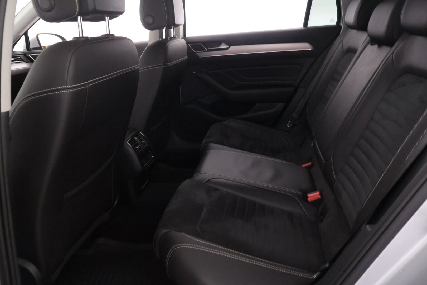 Volkswagen Passat 2020 Variant R-Line 1,5 TSI EVO 110 kW DSG-automaatti - P.Kamera| Webasto|LED|Koukku