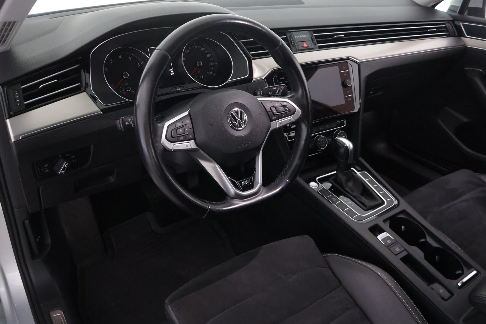 Volkswagen Passat 2020 Variant R-Line 1,5 TSI EVO 110 kW DSG-automaatti - P.Kamera| Webasto|LED|Koukku