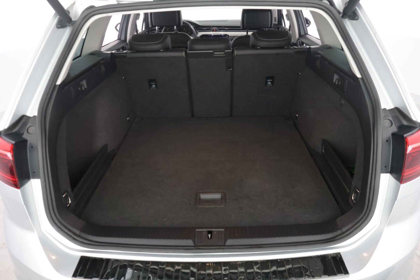 Volkswagen Passat 2020 Variant R-Line 1,5 TSI EVO 110 kW DSG-automaatti - P.Kamera| Webasto|LED|Koukku