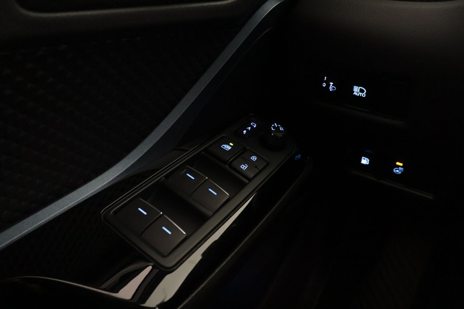 TOYOTA C-HR 2020 1,8 Hybrid Intense * Adapt. vakkari / Kaistavahti / LED / Keyless / P.kamera / Miracast *