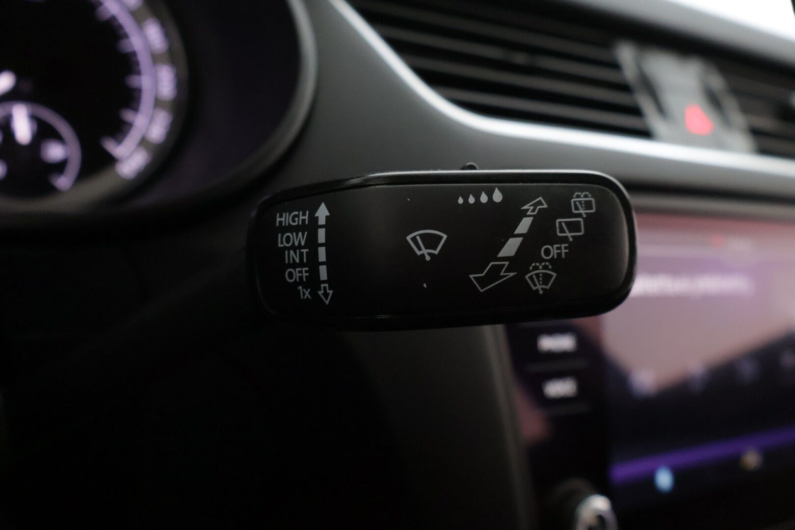 Skoda Octavia 2020 Combi 1,5 TSI G-TEC Style BusinessLine Aut. ** ACC / Webasto / Kessy / Lämm. tuulilasi / Koukku / P.kamera ** - * Kattavasti varusteltu Suomiauto kaksilla Michelinin renkailla! / Lämmitettävä ratti / Sähkökontti / Lane Assist / Blind Spot Assist *
