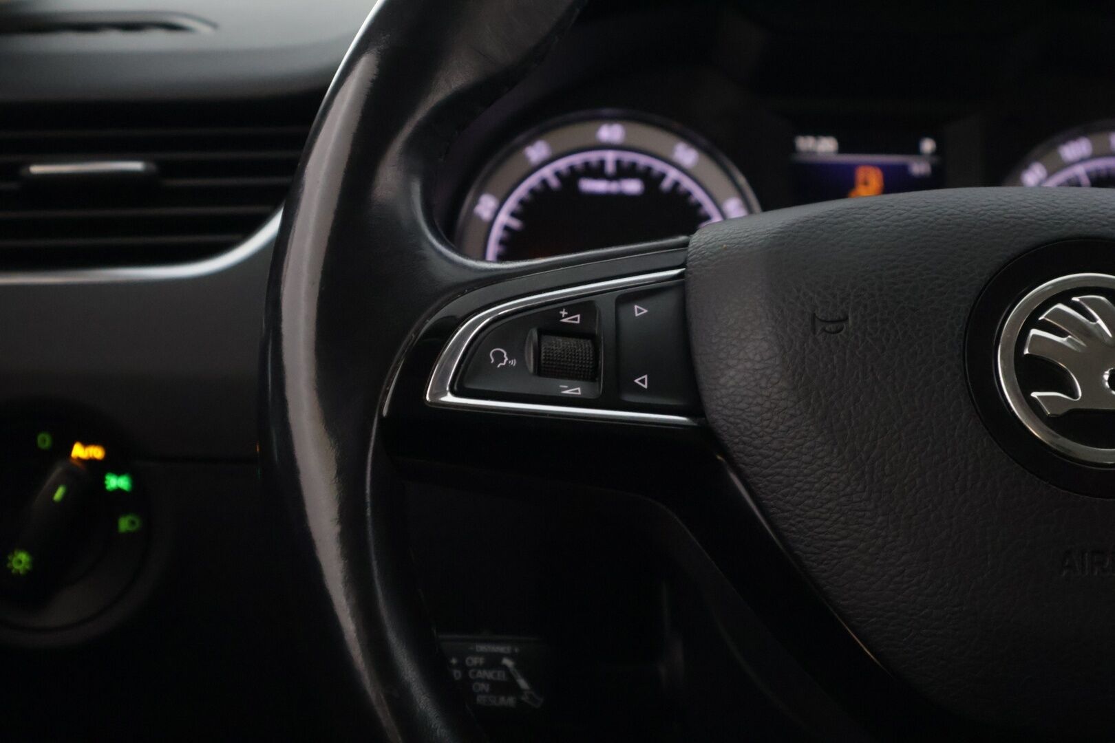 Skoda Octavia 2020 Combi 1,5 TSI G-TEC Style BusinessLine Aut. ** ACC / Webasto / Kessy / Lämm. tuulilasi / Koukku / P.kamera ** - * Kattavasti varusteltu Suomiauto kaksilla Michelinin renkailla! / Lämmitettävä ratti / Sähkökontti / Lane Assist / Blind Spot Assist *