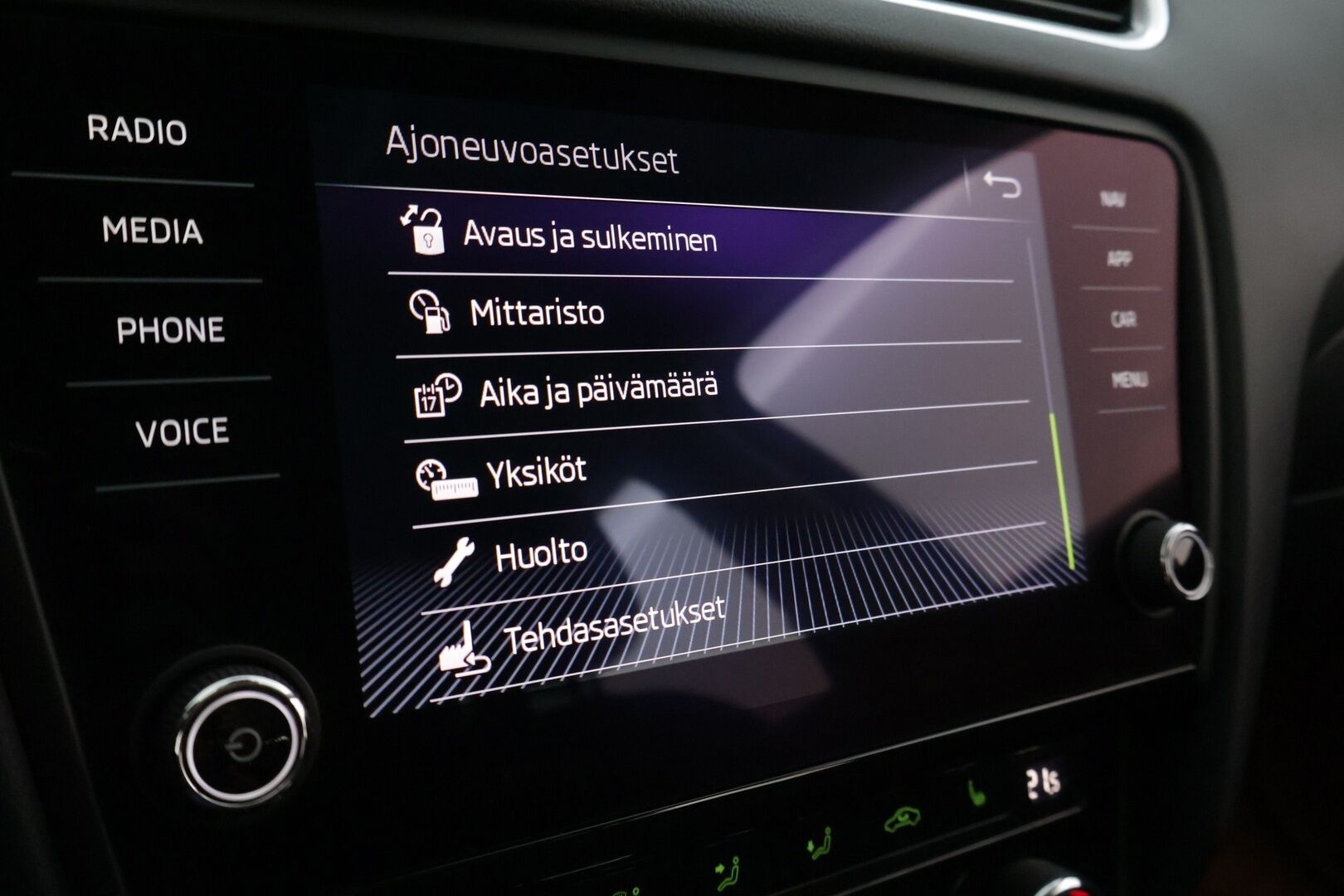 Skoda Octavia 2020 Combi 1,5 TSI G-TEC Style BusinessLine Aut. ** ACC / Webasto / Kessy / Lämm. tuulilasi / Koukku / P.kamera ** - * Kattavasti varusteltu Suomiauto kaksilla Michelinin renkailla! / Lämmitettävä ratti / Sähkökontti / Lane Assist / Blind Spot Assist *