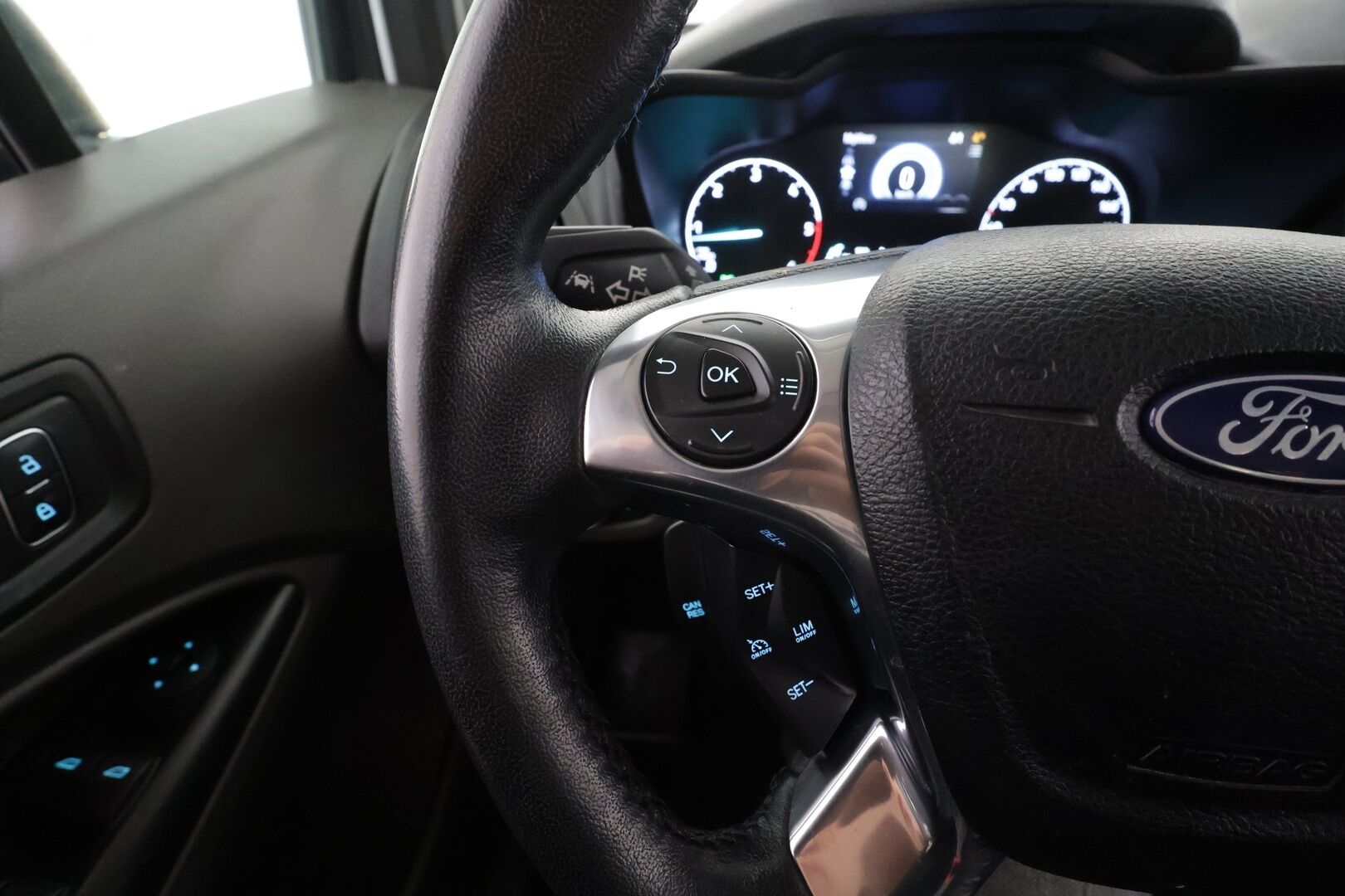 Ford Tourneo Connect 2020 1,5 TDCi 120 hv A8 Trend 5-ovinen * 1.Om Suomiauto / Webasto / Lämmitettävä tuulilasi / Bluetooth ** - Merkkihuollettu / Kahdet renkaat / ALV!