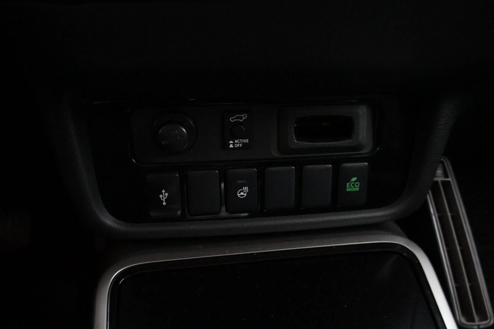 Mitsubishi Outlander 2020 Mitsubishi Outlander PEHV intense Farmari (AC) 4ov 2360cm3 * Ada. Vakkari / KeyLessGo / P-kamera / AWD / Lohko * - * Upeassa kunnossa oleva Suomi-Outlander! *
