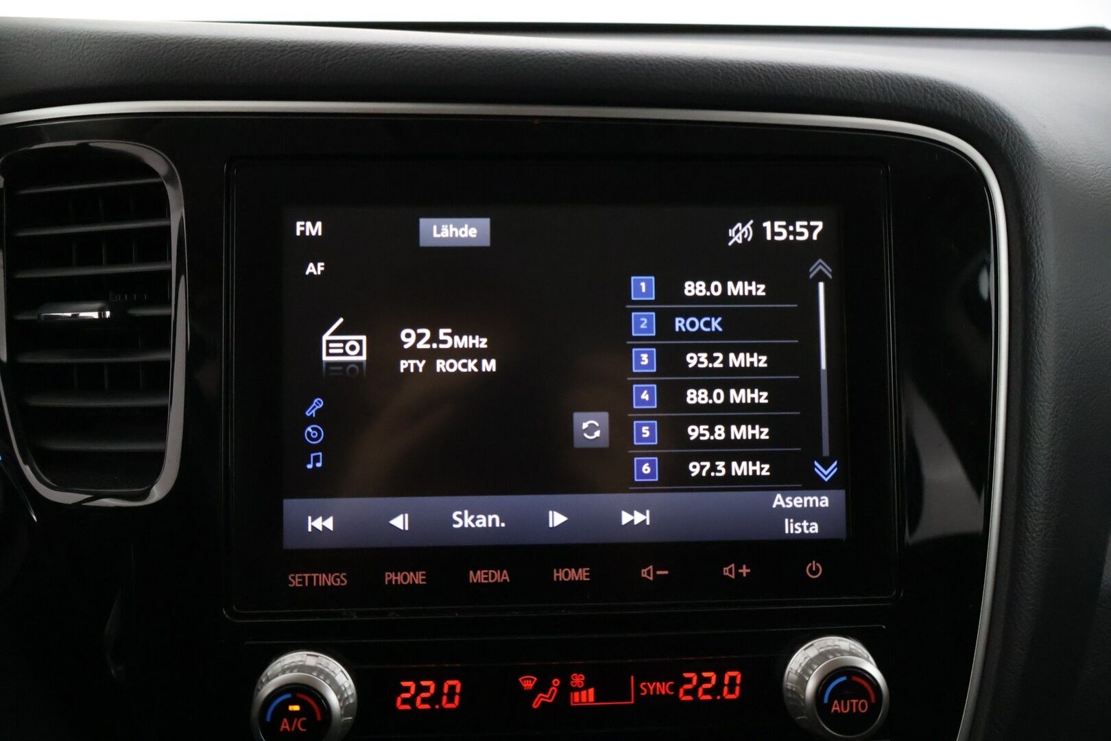 Mitsubishi Outlander 2020 Mitsubishi Outlander PEHV intense Farmari (AC) 4ov 2360cm3 * Ada. Vakkari / KeyLessGo / P-kamera / AWD / Lohko * - * Upeassa kunnossa oleva Suomi-Outlander! *