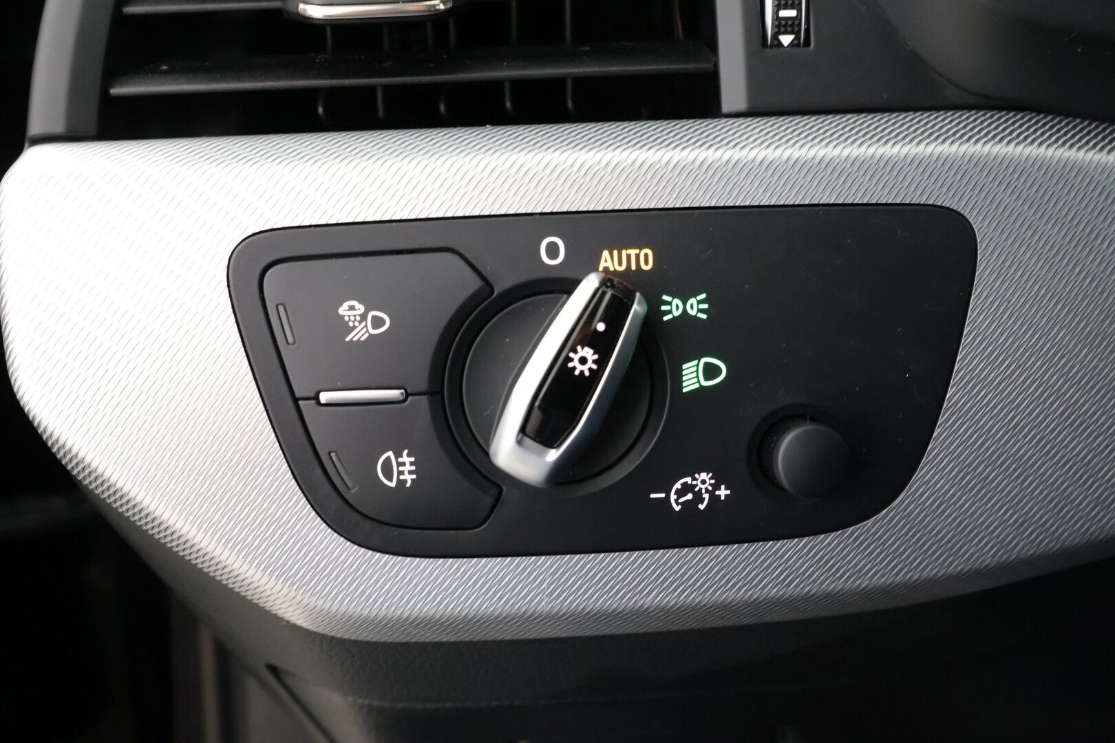 Audi A4 2016 Avant Business 2,0 TDI 110 kW ** Taitettava koukku / Juuri huollettu!! / Todella siisti