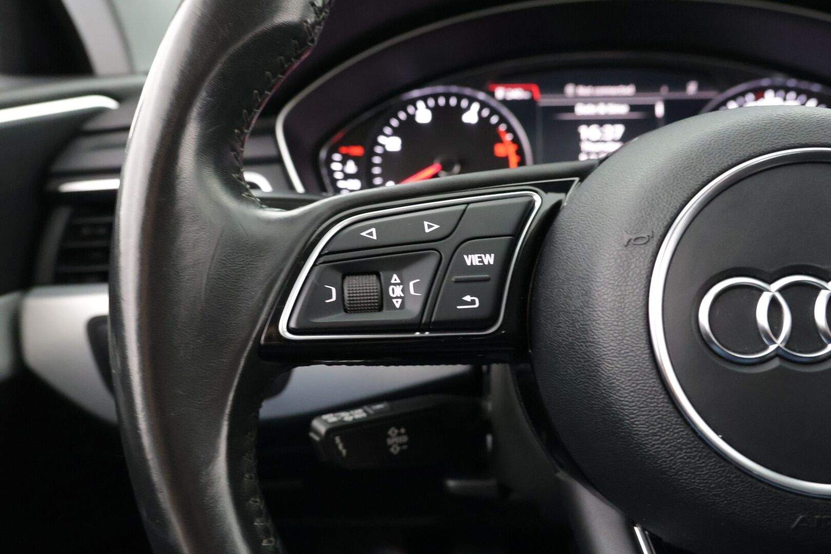 Audi A4 2016 Avant Business 2,0 TDI 110 kW ** Taitettava koukku / Juuri huollettu!! / Todella siisti