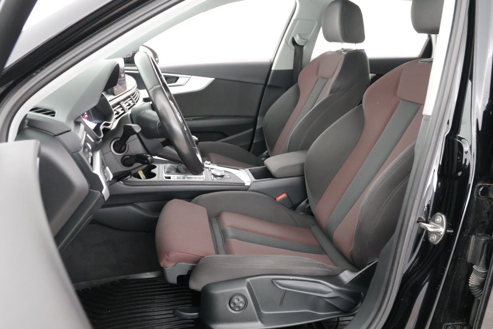 Audi A4 2016 Avant Business 2,0 TDI 110 kW ** Taitettava koukku / Juuri huollettu!! / Todella siisti