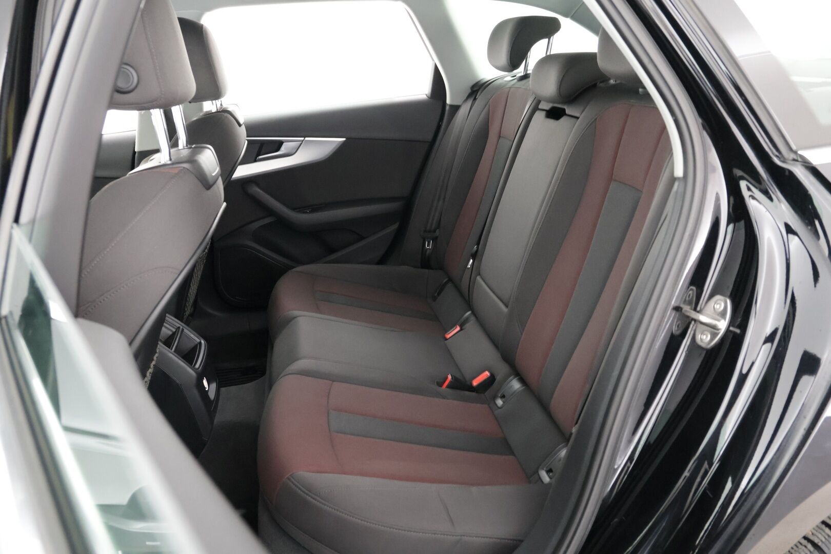 Audi A4 2016 Avant Business 2,0 TDI 110 kW ** Taitettava koukku / Juuri huollettu!! / Todella siisti