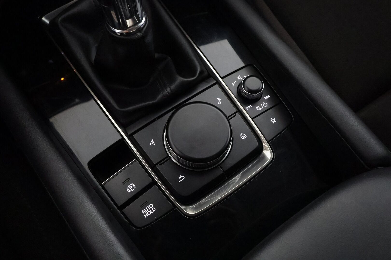 Mazda 3 2019 Sedan 2,0 (180 hv) SKYACTIV-X Vision Plus MT KM2 * ACC / P.kamera / HUD / LED / Lohko+Sisä / Koukku / KeylessGo * - Suomi-auto / Kahdet renkaat aluvanteilla - HULLUT AVAJAISHULINAT KORKOTARJOUS 3,29 %