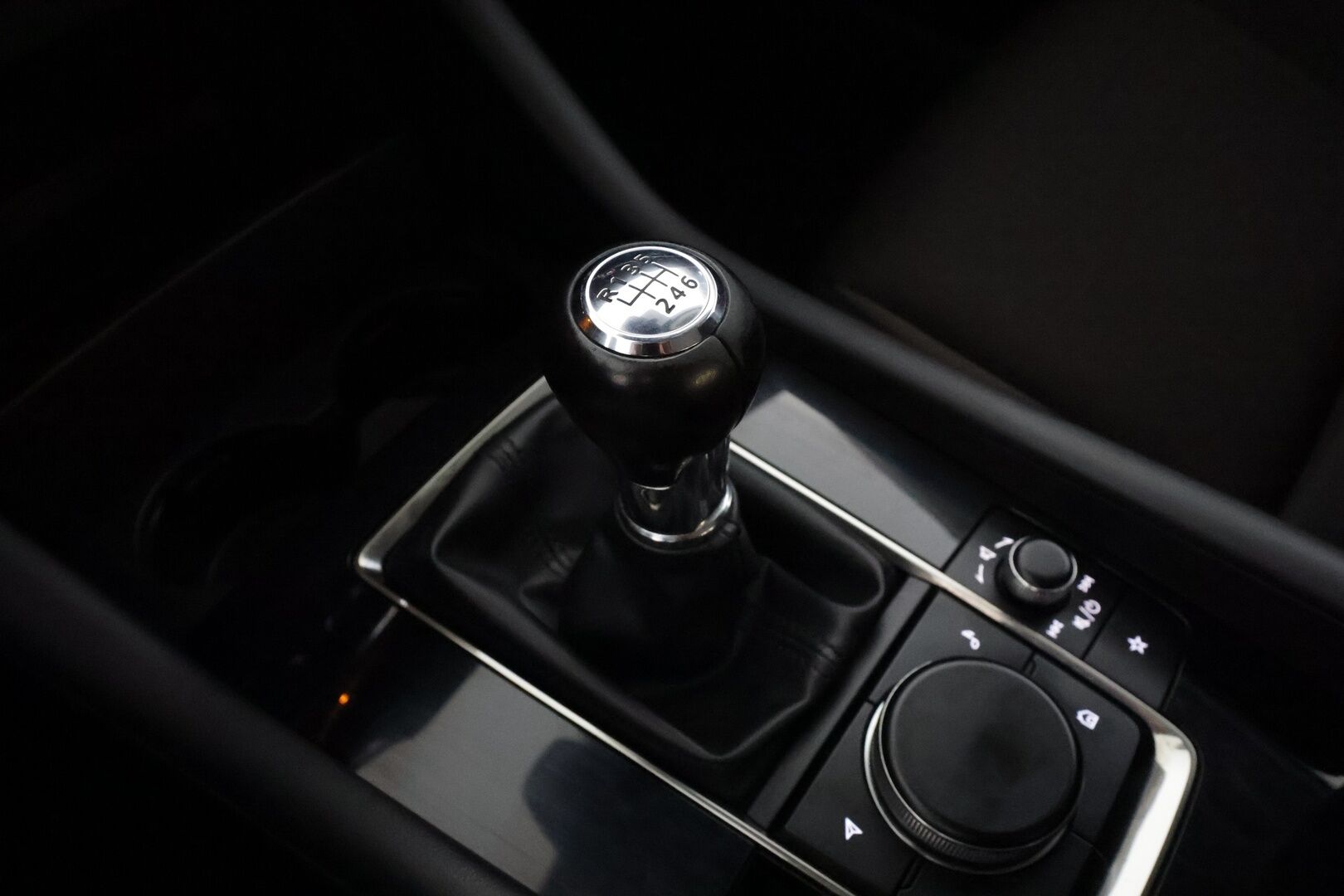 Mazda 3 2019 Sedan 2,0 (180 hv) SKYACTIV-X Vision Plus MT KM2 * ACC / P.kamera / LED / Lohko+Sisä / Koukku / KeylessGo * - Suomi-auto / Kahdet renkaat aluvanteilla