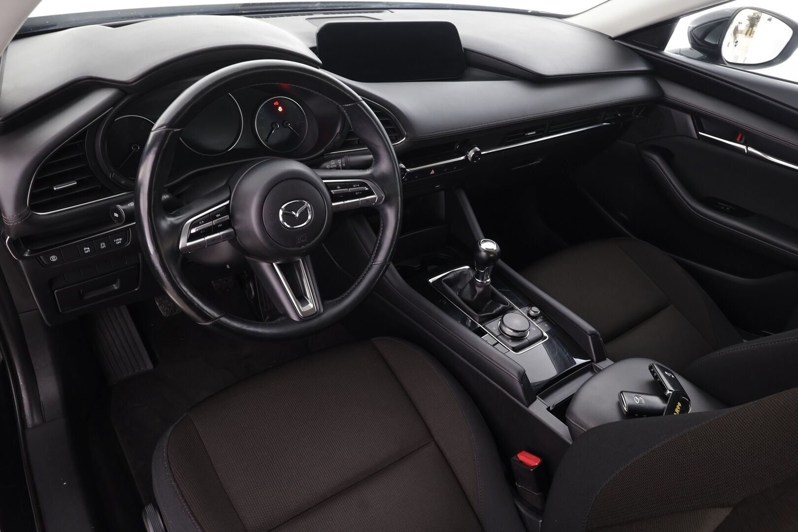 Mazda 3 2019 Sedan 2,0 (180 hv) SKYACTIV-X Vision Plus MT KM2 * ACC / P.kamera / HUD / LED / Lohko+Sisä / Koukku / KeylessGo * - Suomi-auto / Kahdet renkaat aluvanteilla - HULLUT AVAJAISHULINAT KORKOTARJOUS 3,29 %