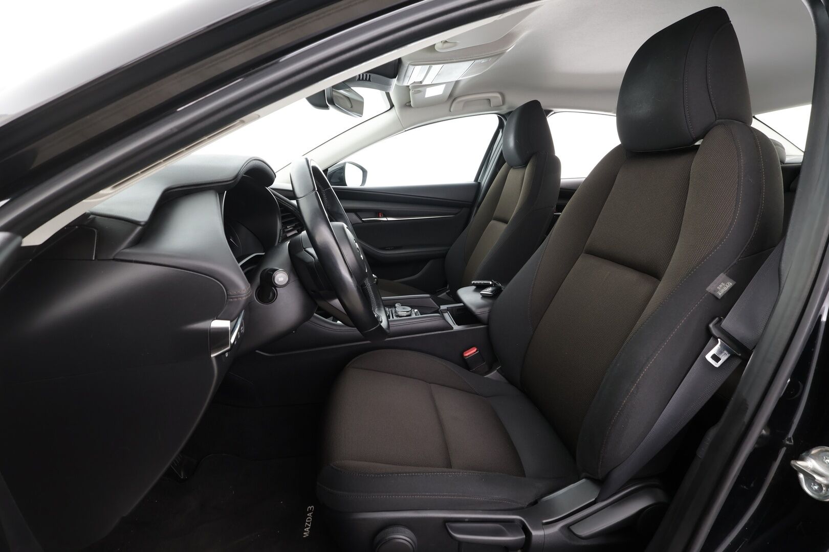 Mazda 3 2019 Sedan 2,0 (180 hv) SKYACTIV-X Vision Plus MT KM2 * ACC / P.kamera / HUD / LED / Lohko+Sisä / Koukku / KeylessGo * - Suomi-auto / Kahdet renkaat aluvanteilla - HULLUT AVAJAISHULINAT KORKOTARJOUS 3,29 %