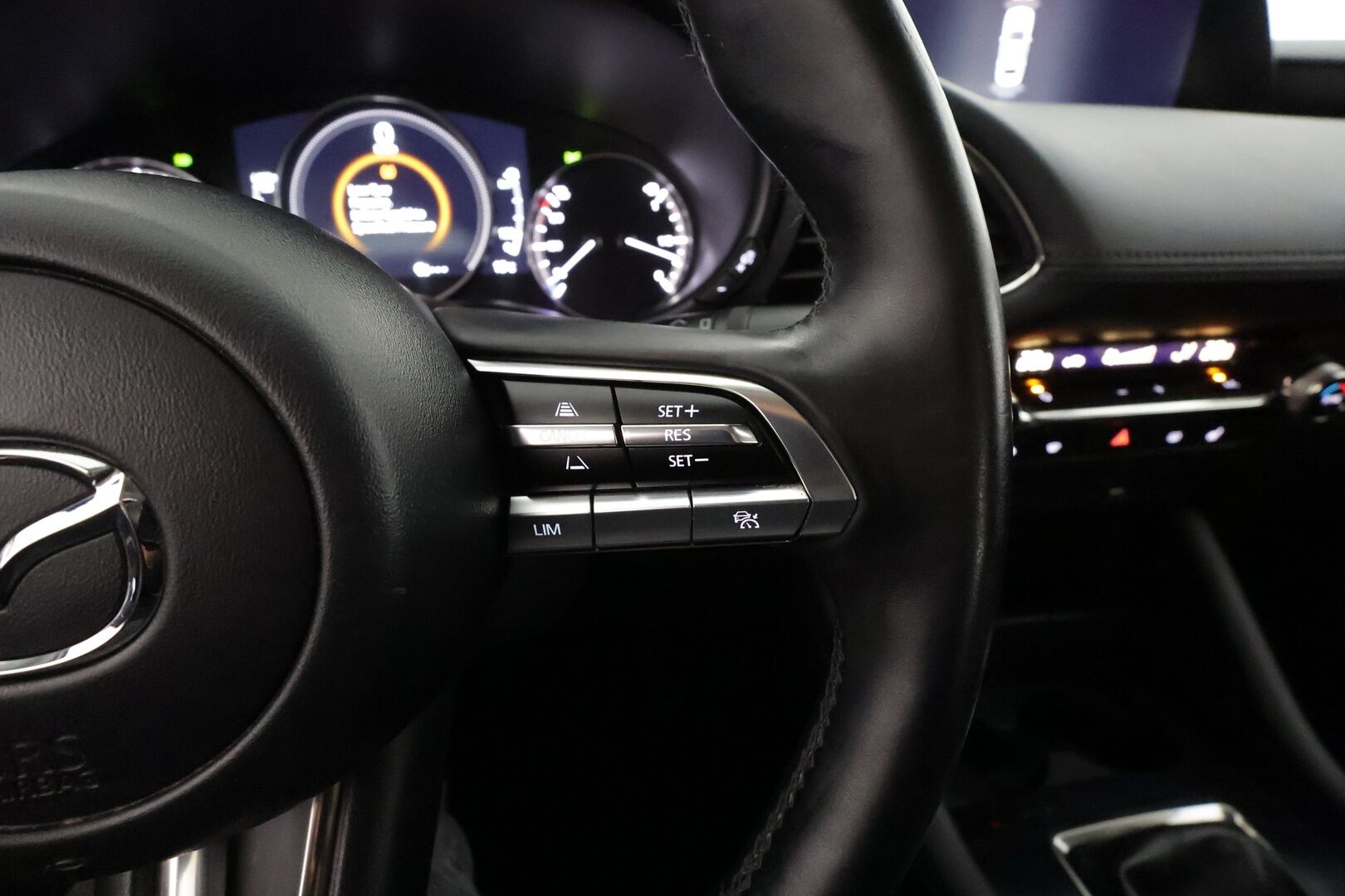 Mazda 3 2019 Sedan 2,0 (180 hv) SKYACTIV-X Vision Plus MT KM2 * ACC / P.kamera / HUD / LED / Lohko+Sisä / Koukku / KeylessGo * - Suomi-auto / Kahdet renkaat aluvanteilla - HULLUT AVAJAISHULINAT KORKOTARJOUS 3,29 %