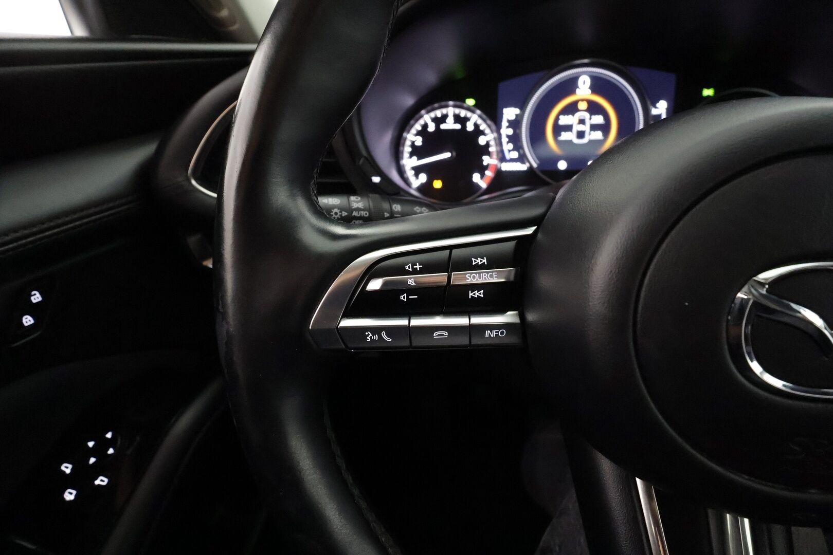 Mazda 3 2019 Sedan 2,0 (180 hv) SKYACTIV-X Vision Plus MT KM2 * ACC / P.kamera / LED / Lohko+Sisä / Koukku / KeylessGo * - Suomi-auto / Kahdet renkaat aluvanteilla