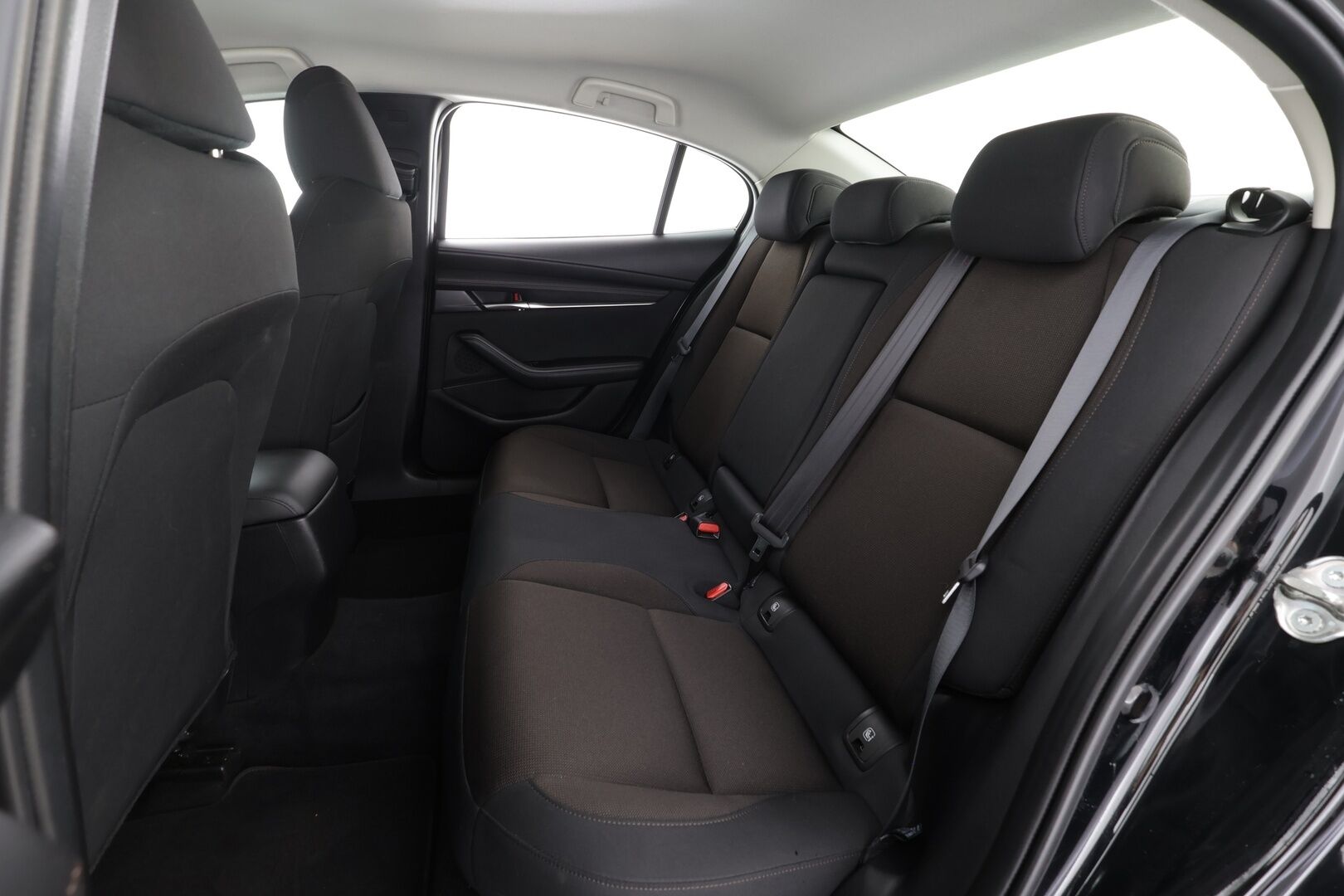 Mazda 3 2019 Sedan 2,0 (180 hv) SKYACTIV-X Vision Plus MT KM2 * ACC / P.kamera / HUD / LED / Lohko+Sisä / Koukku / KeylessGo * - Suomi-auto / Kahdet renkaat aluvanteilla - HULLUT AVAJAISHULINAT KORKOTARJOUS 3,29 %