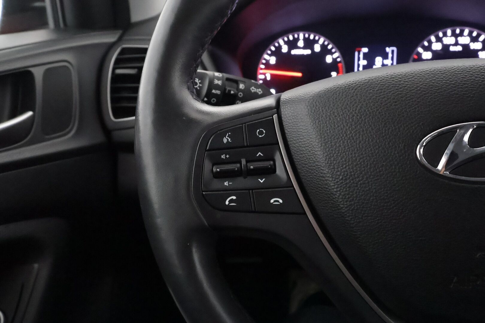 Hyundai i20 Hatchback 2020 1,0 T-GDI 100 hv 5MT Comfort - | Vakkari | Webasto | P.Kamera | Bluetooth | Ratinlämmitys | 1.Om Suomi-auto | Kahdet Renkaat |