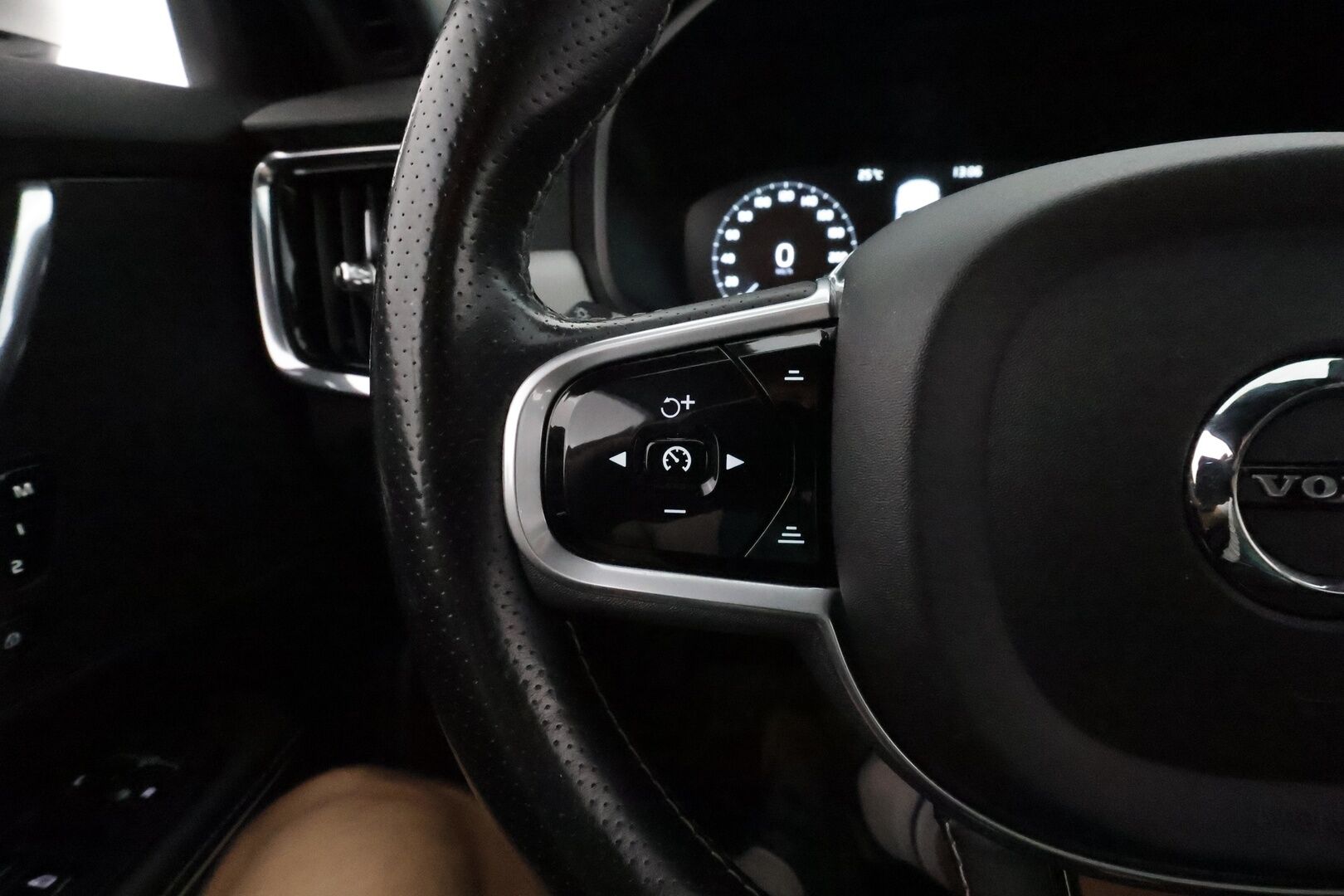 Volvo S90 2018 D4 AWD R-Design aut **Lasikattoluukku / Adapt.Vakkari / Full-LED / P.Kamera / Sporttipenkki Muistilla / Webasto / Navi** - Kahdet Renkaat