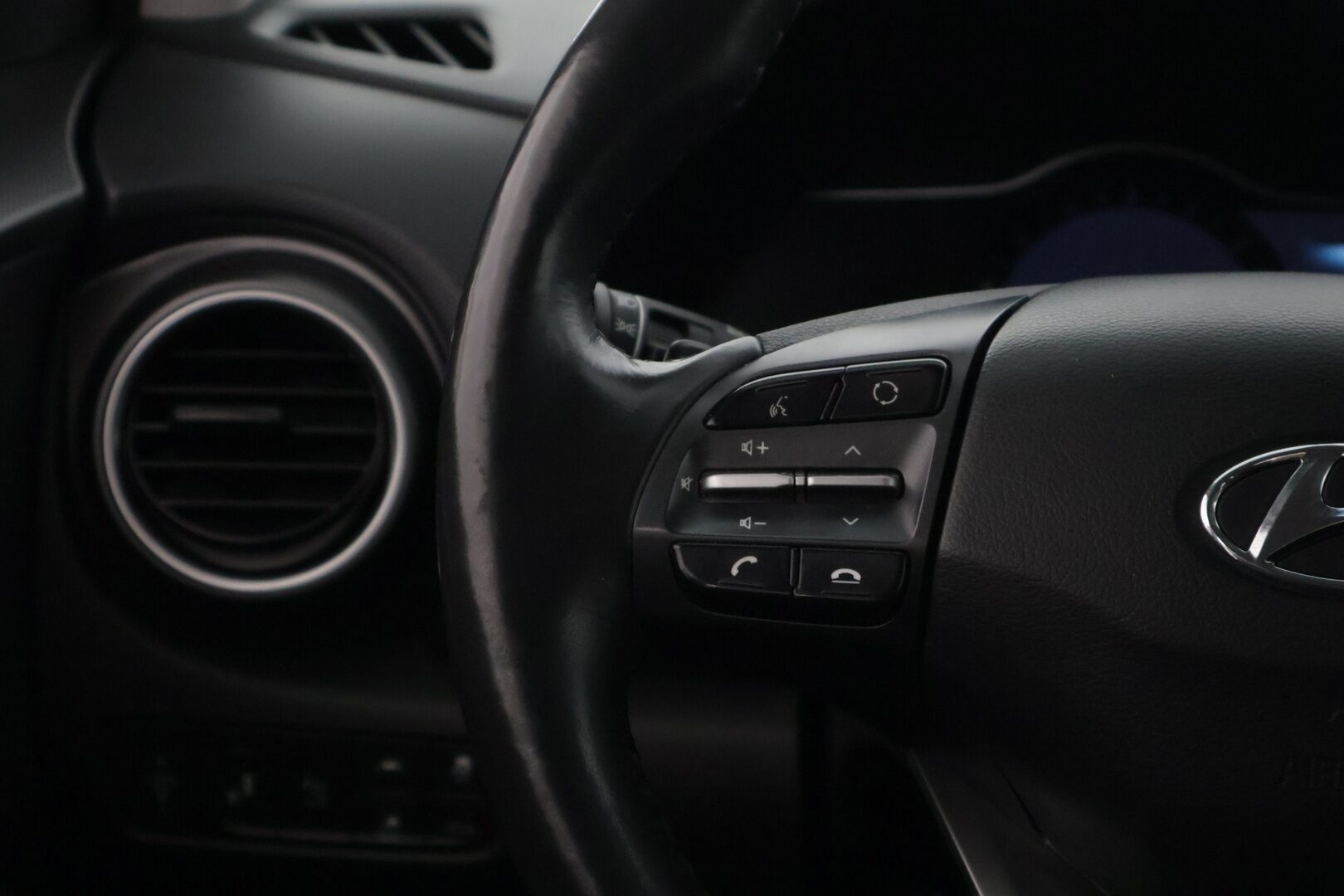 Hyundai KONA 2020 electric 64 kWh 204 hv Style Hud / Adap.vakkari / Ratinlämmitin /  Krell Audio / Blis - Huippuvarusteilla oleva ja siisti yksilö! 