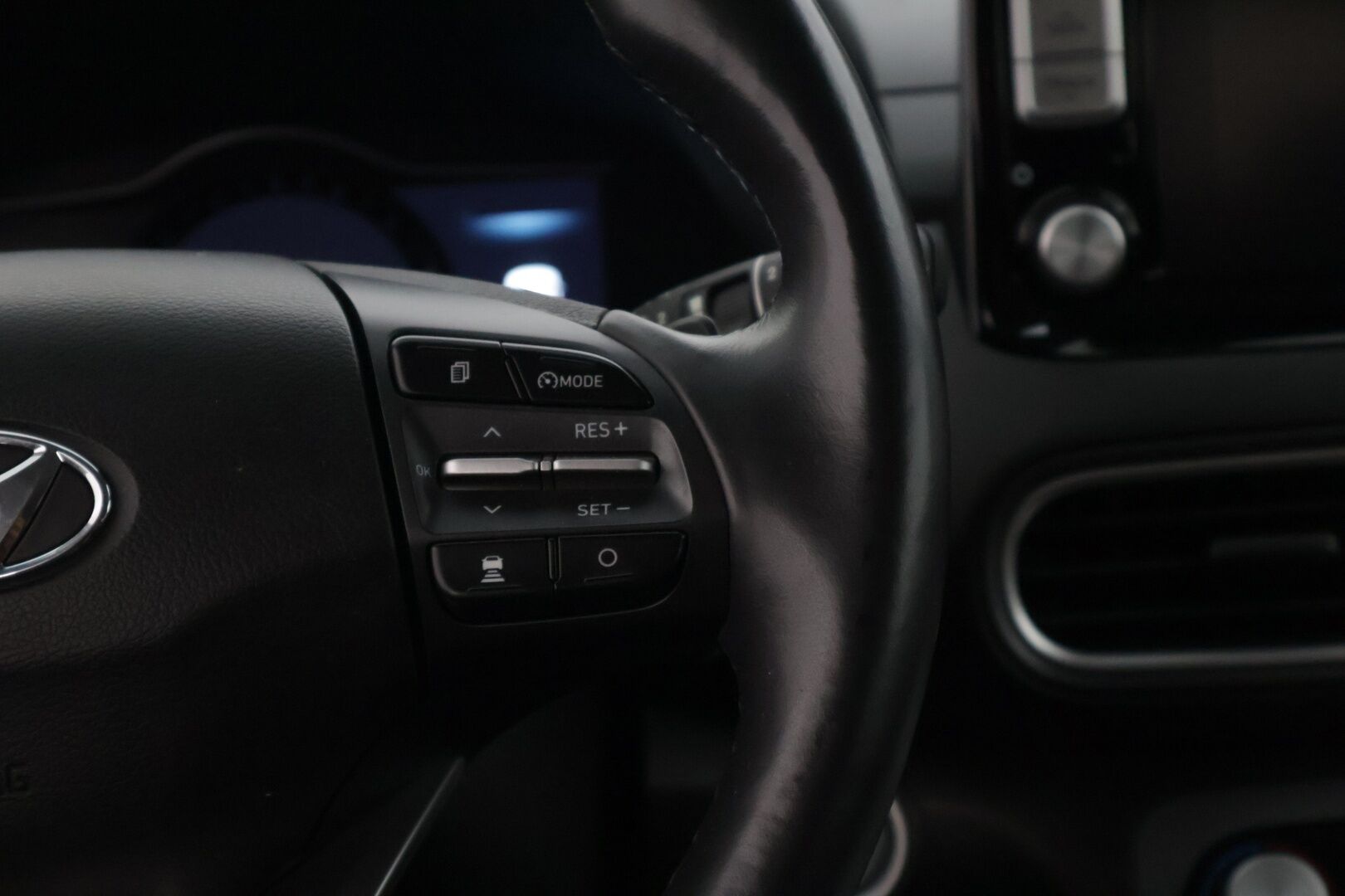 Hyundai KONA 2020 electric 64 kWh 204 hv Style Hud / Adap.vakkari / Ratinlämmitin /  Krell Audio / Blis - Huippuvarusteilla oleva ja siisti yksilö! 