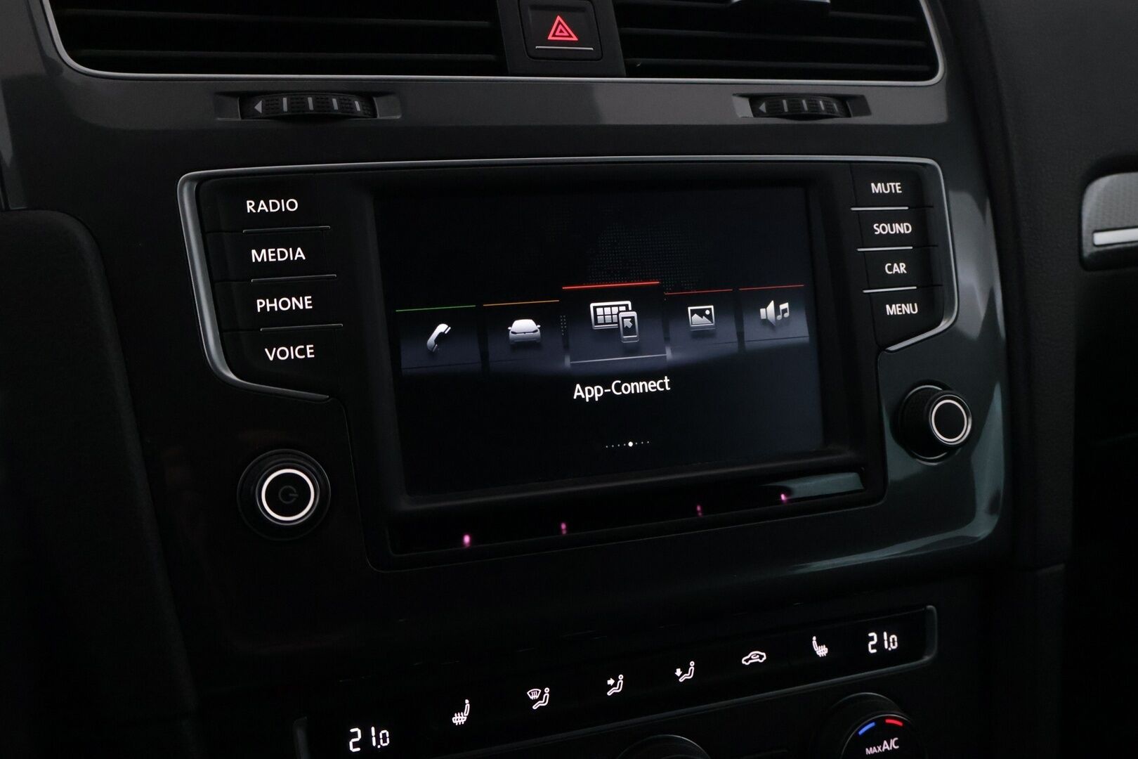 Volkswagen Golf 2016 Variant Alltrack 1,8 TSI 132 kW 4MOTION DSG - Webasto | ACC | Koukku | Tutkat | Xenon | 2x Renkaat | Huoltokirja | Upea metalliväri | Tarkasti huollettu | Mekatroniikka korjattu 2025 | Neliveto bensa farmari korkealla maavaralla!