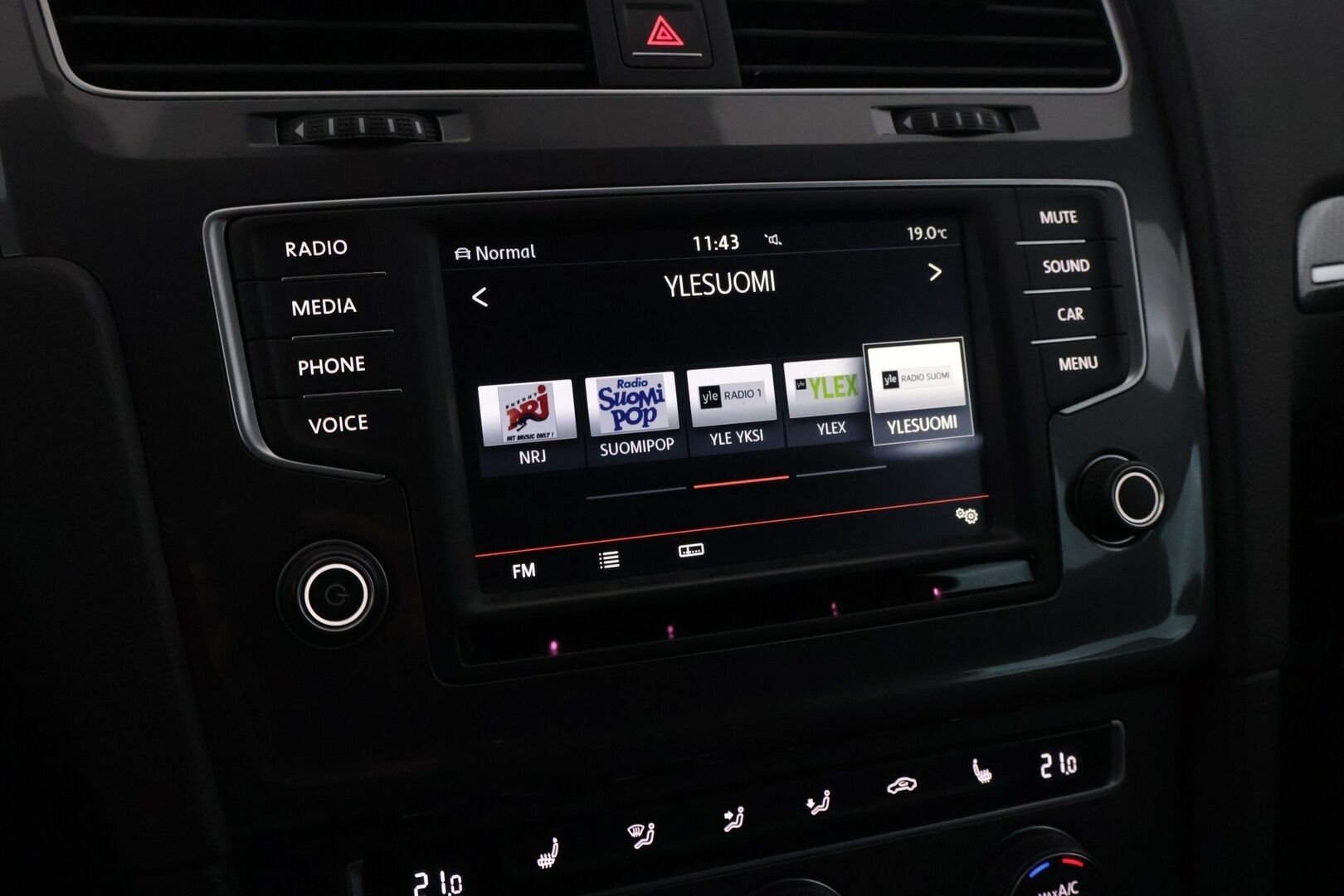 Volkswagen Golf 2016 Variant Alltrack 1,8 TSI 132 kW 4MOTION DSG - Webasto | ACC | Koukku | Tutkat | Xenon | 2x Uudet renkaat | Huoltokirja | Upea metalliväri | Tarkasti huollettu |