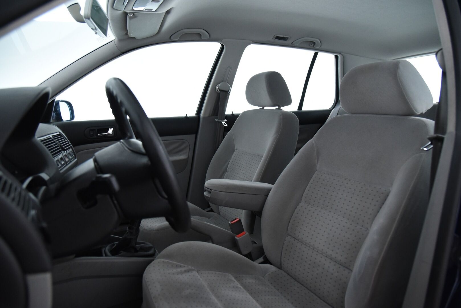Volkswagen Golf 2000 VW Golf 1,6 Viistoperä (AB) 4ov 1590cm3 - MYYDÄÄN HUUTOKAUPAT.COM:ISSA