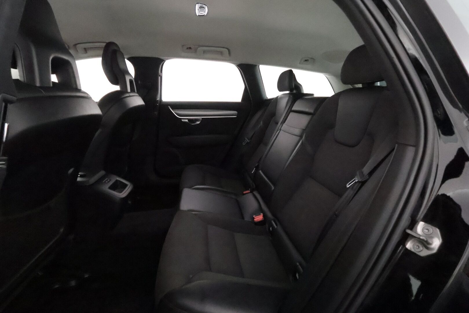 Volvo V90 2018 D4 AWD Business aut **Webasto / Adapt.vakkari / Puolinahat / KeylessGo / P.tutka** - Ilman AD-blue järjestelmää! / Full-Led / 
