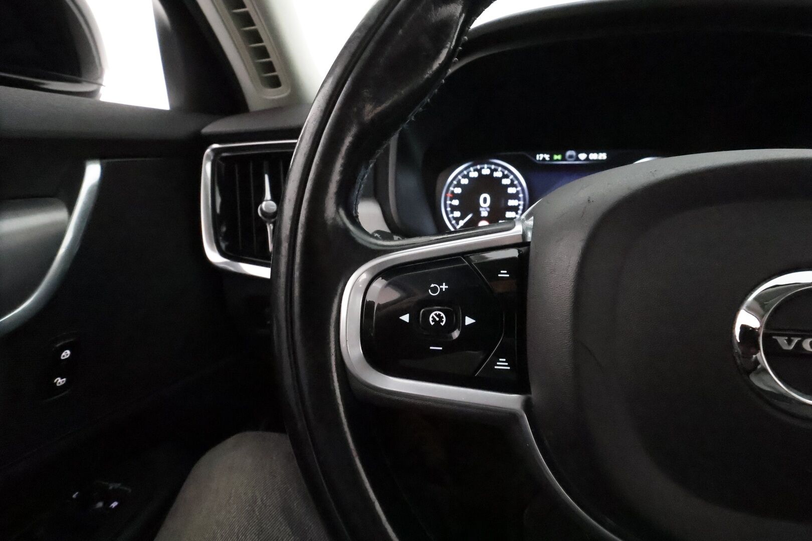 Volvo V90 2018 D4 AWD Business aut **Webasto / Adapt.vakkari / Puolinahat / KeylessGo / P.tutka** - Ilman AD-blue järjestelmää! / Full-Led / 