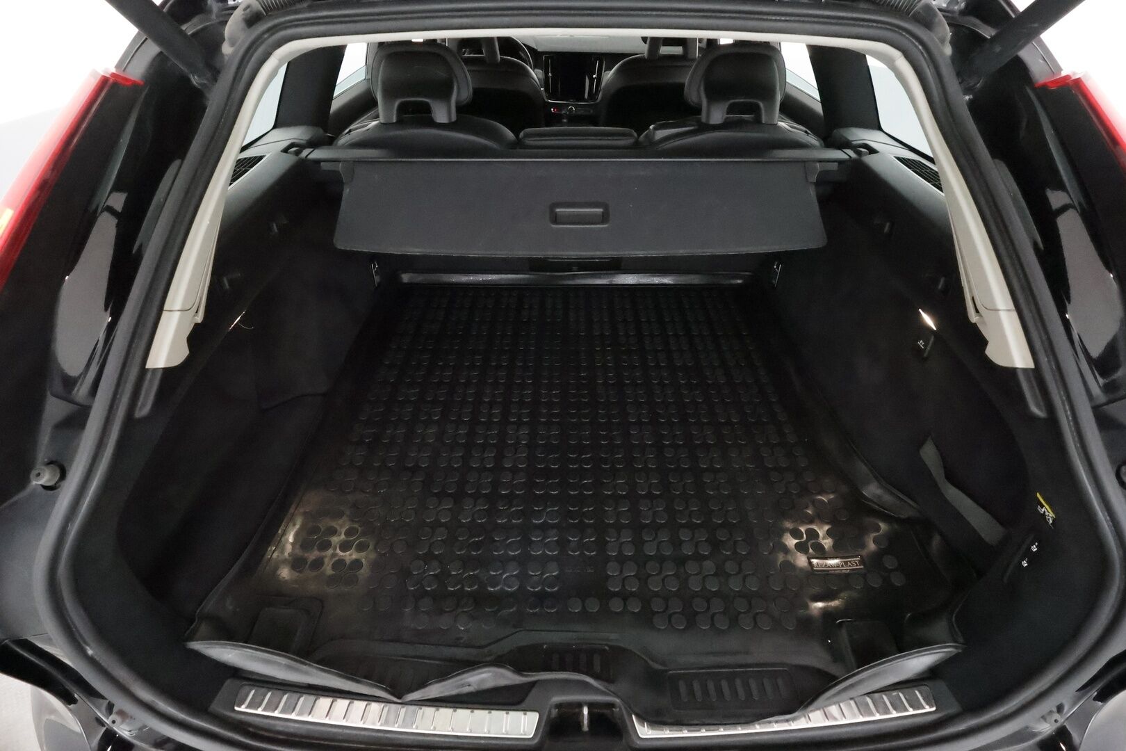 Volvo V90 2018 D4 AWD Business aut **Webasto / Adapt.vakkari / Puolinahat / KeylessGo / P.tutka** - Ilman AD-blue järjestelmää! / Full-Led / 