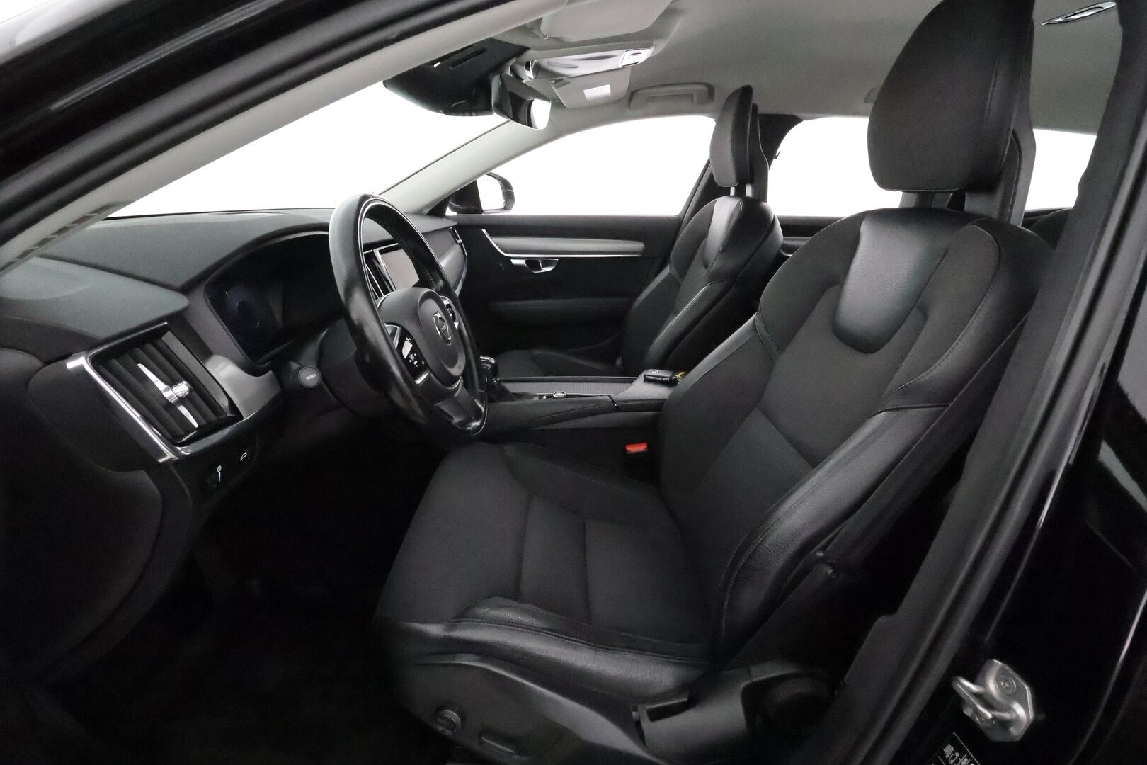 Volvo V90 2018 D4 AWD Business aut **Webasto / Adapt.vakkari / Puolinahat / KeylessGo / P.tutka** - Ilman AD-blue järjestelmää! / Full-Led / 