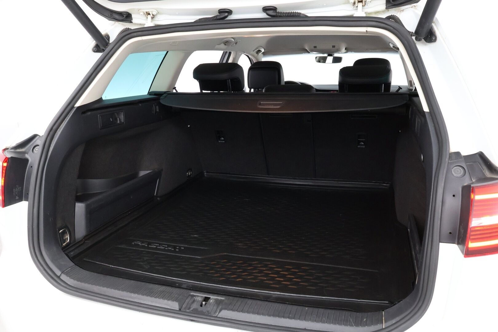 Volkswagen Passat 2015 Variant Highline 2,0 TDI 140 kW (190 hv) BlueMotion Technology 4MOTION DSG - *Webasto / ACC / P-kamera / Koukku / Nahkaverhoilu* MYYDÄÄN HUUTOKAUPAT.COMISSA!!*